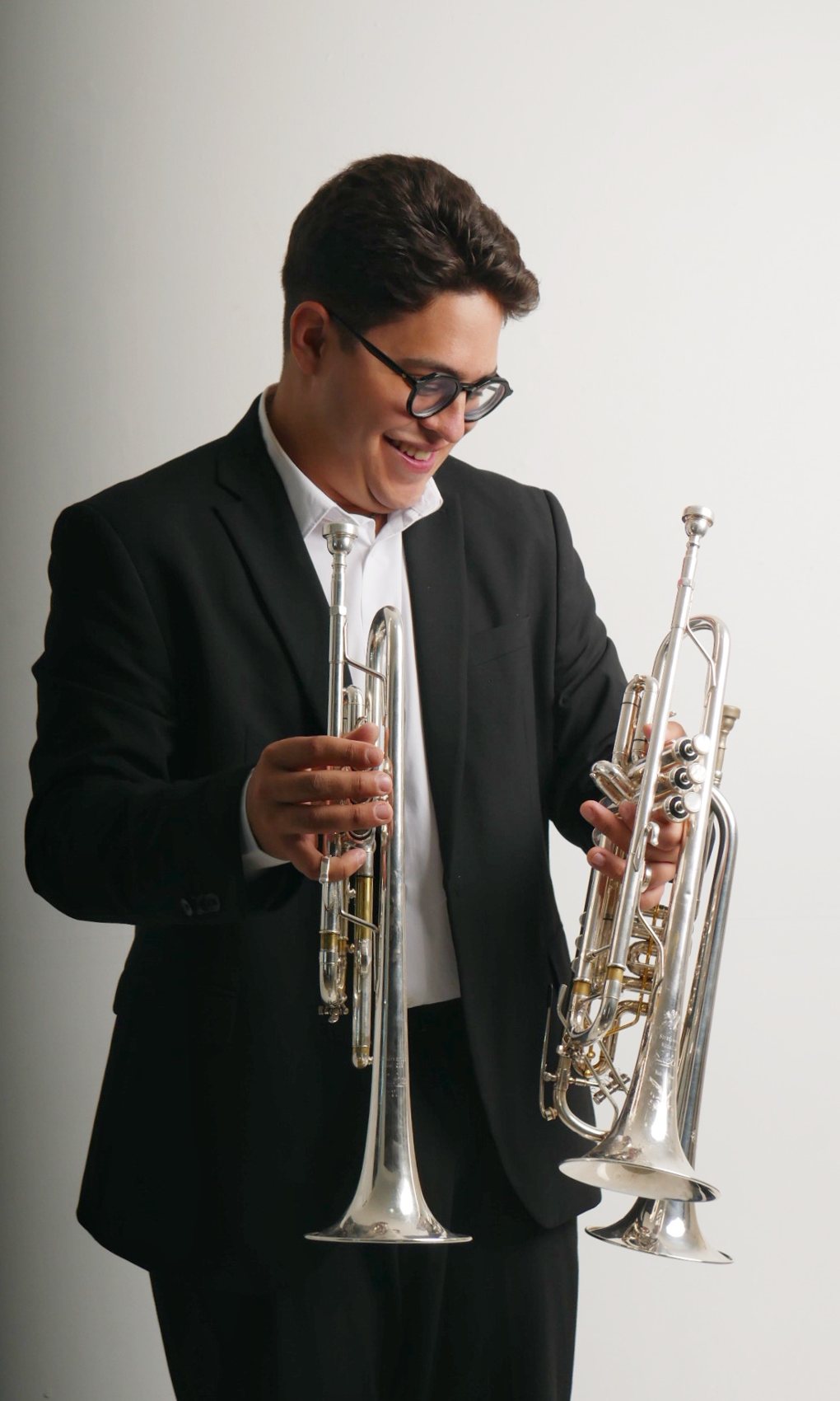 Eugenio Carreño Jr. con sus trompetas